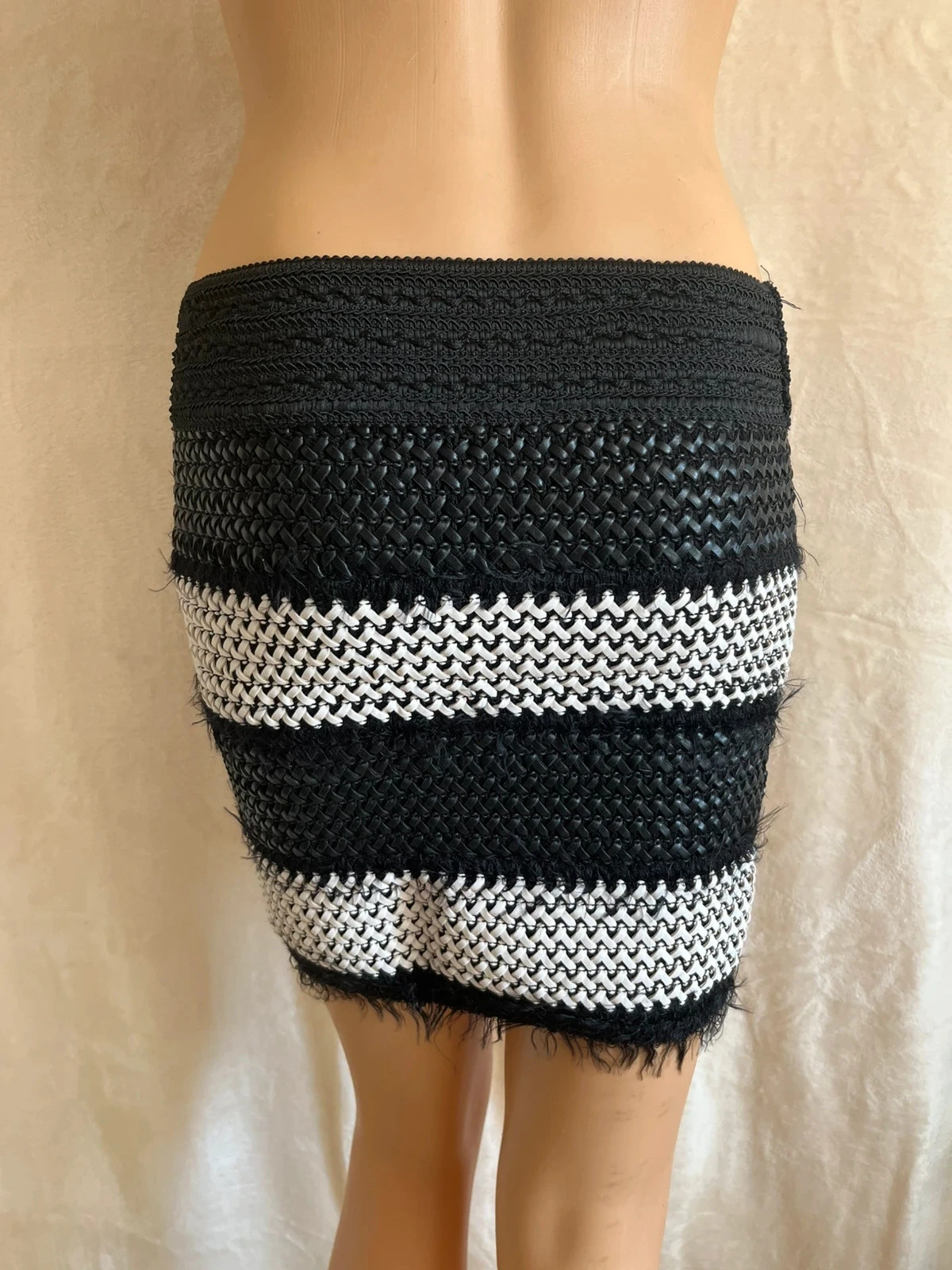 Falda de moda en negro y blanco con efecto trenzado 🖤 – photo 2